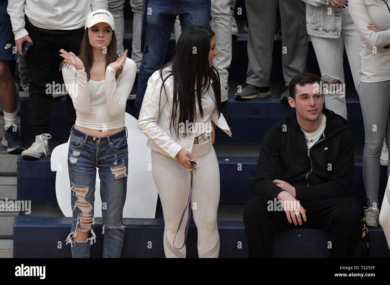 Studenten, die in den Kursunterlagen Abschnitt der Turnhalle Sitze, die auf Ereignisse auf dem Gericht zu reagieren. USA. Stockfoto