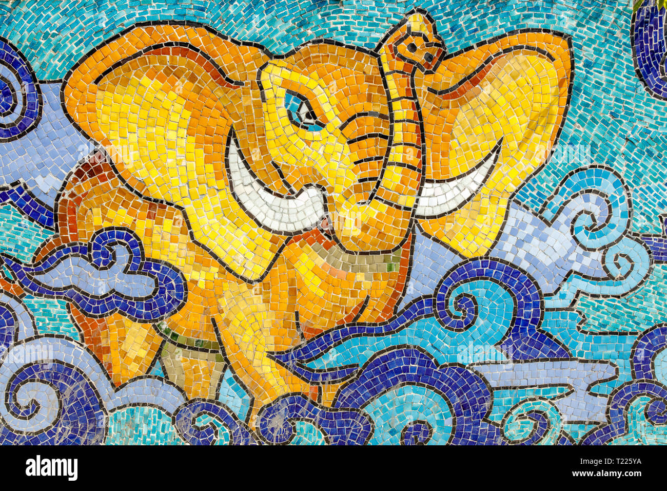 Hanoi Keramik Mosaik Wandbild oder Hanoi Keramik Straße. Vietnam. Die Bekämpfung der Elefant. Die längste Keramische Wand in der Welt, Guinness Rekord. Stockfoto