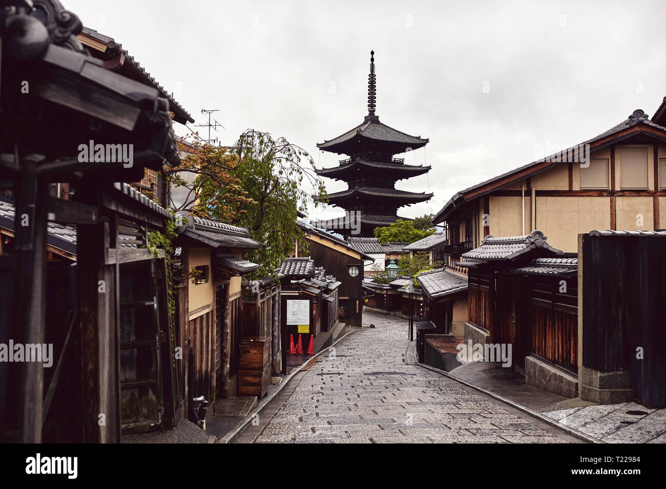 Straße in Kyoto, Japan mit Blick auf den Yasaka Pagode in der Ferne. Stockfoto