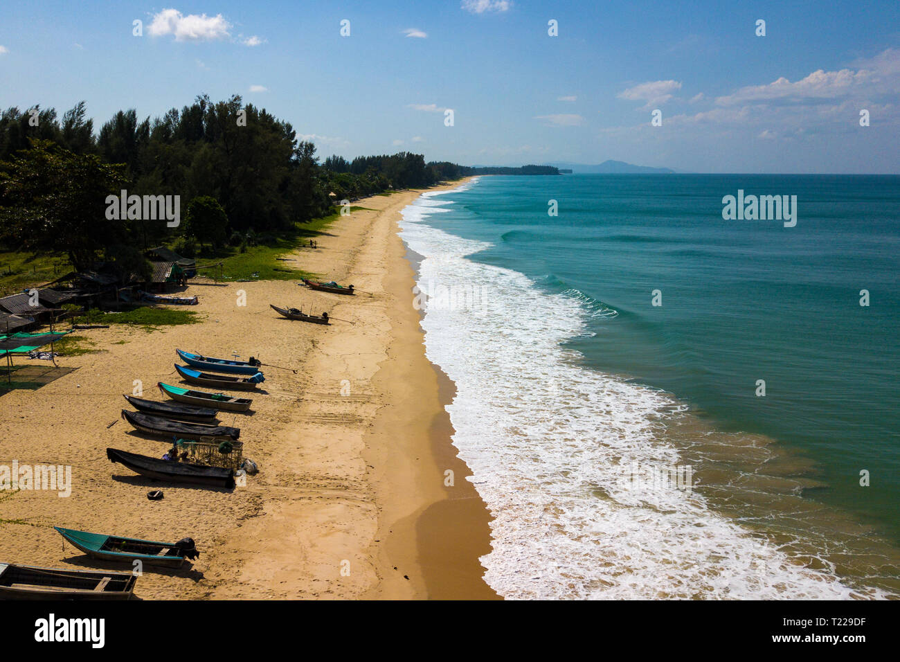 Luftaufnahme von einem langen einsamen Strand in Natai, Ban Khok Kloi, Thailand, Asien. Natai Strand mit Fischerbooten und ohne Menschen Stockfoto