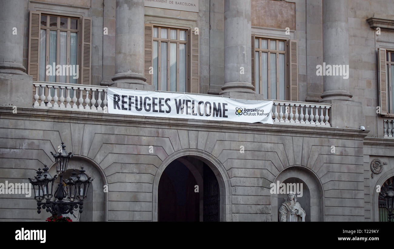 Flüchtlinge willkommen Banner auf der das Rathaus der Stadt Barcelona, Spanien Stockfoto