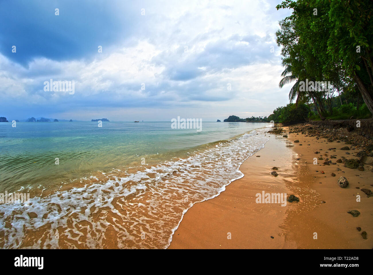 Schöne saubere Lonely Beach in Koh Yao Noi, Thailand, Asien - Klong Jark Beach Stockfoto