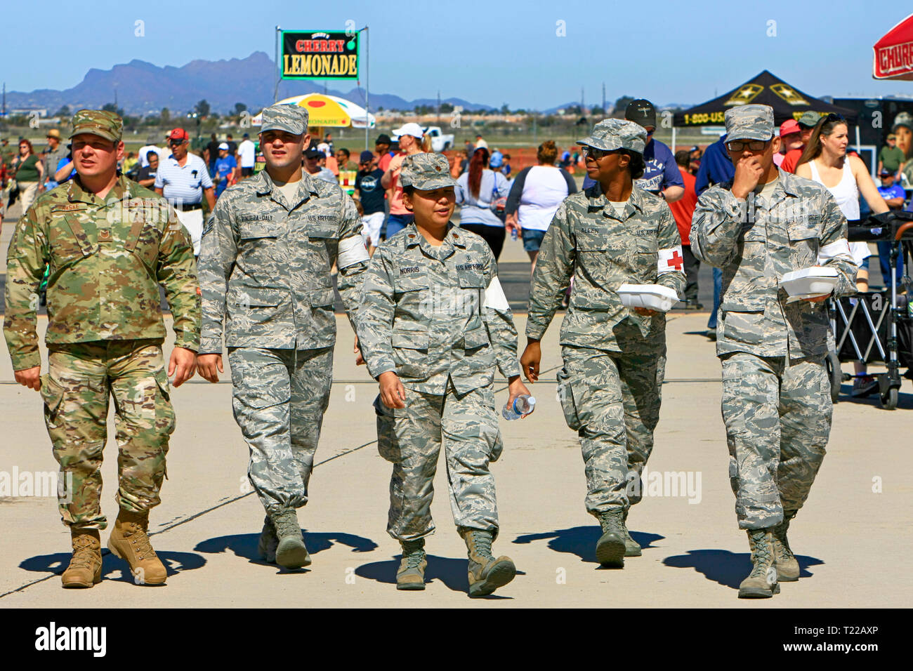 US-Militärs genießen den Tag in Davis-Monthan AFB Airshow am Tag in Tucson AZ Stockfoto