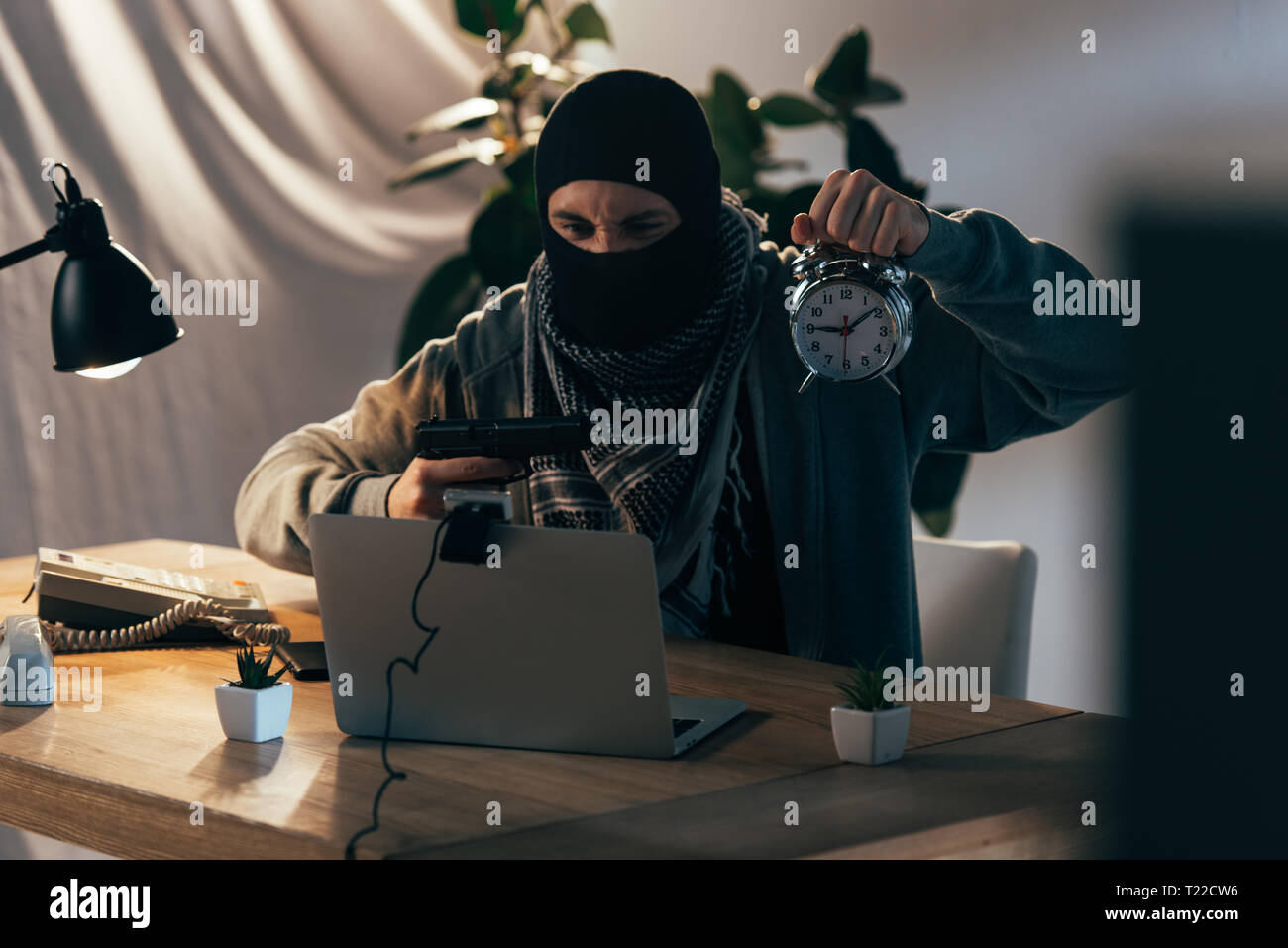 Aggressive Terrorist in Maske holding Gun und Wecker mit Webcam  Stockfotografie - Alamy