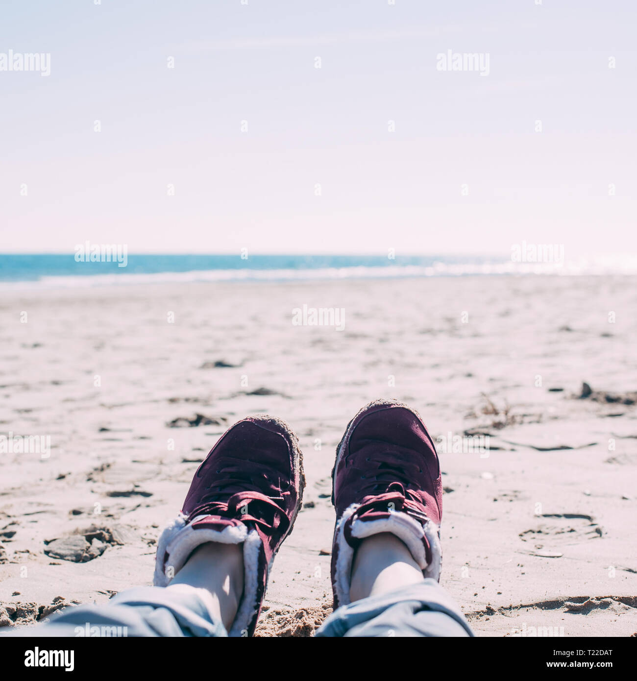 Füße der jungen Frau im Sport Schuhe und Jeans entspannend nach dem Wandern  auf Sand Strand. Platz POV. Abenteuer Konzept Hintergrund für motivierende  Zitate, b Stockfotografie - Alamy