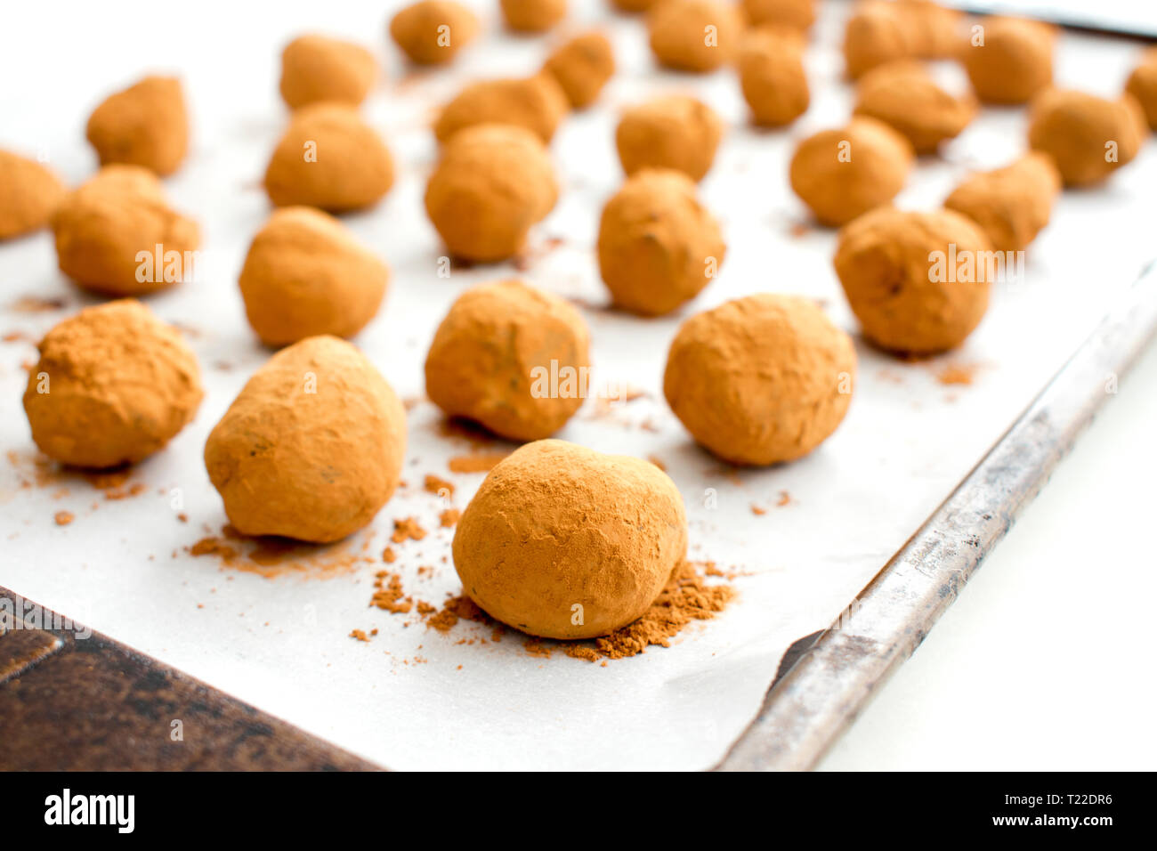 Schokolade Trüffel auf einem Backblech Stockfoto