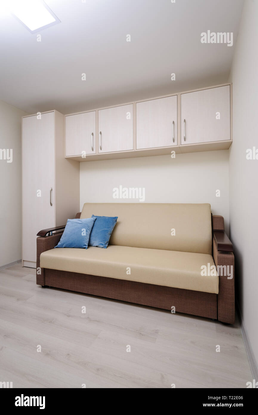 Moderne Schlafzimmer mit weißen Kleiderschrank und Doppelbett Stockfoto