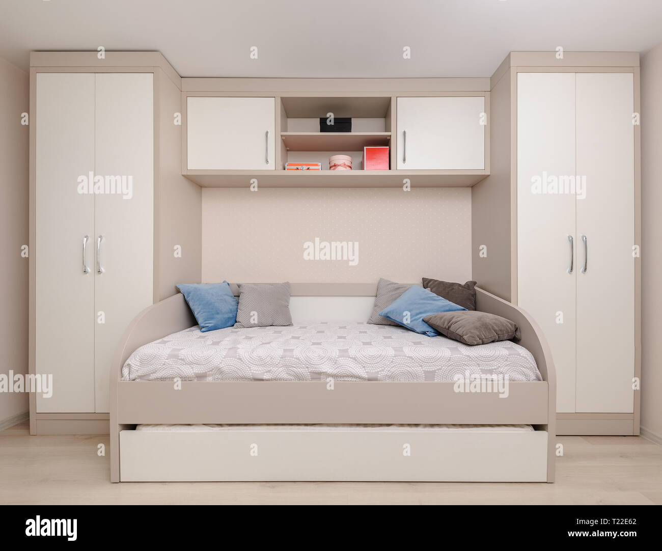 Moderne Schlafzimmer mit weißen Kleiderschrank und Doppelbett Stockfoto
