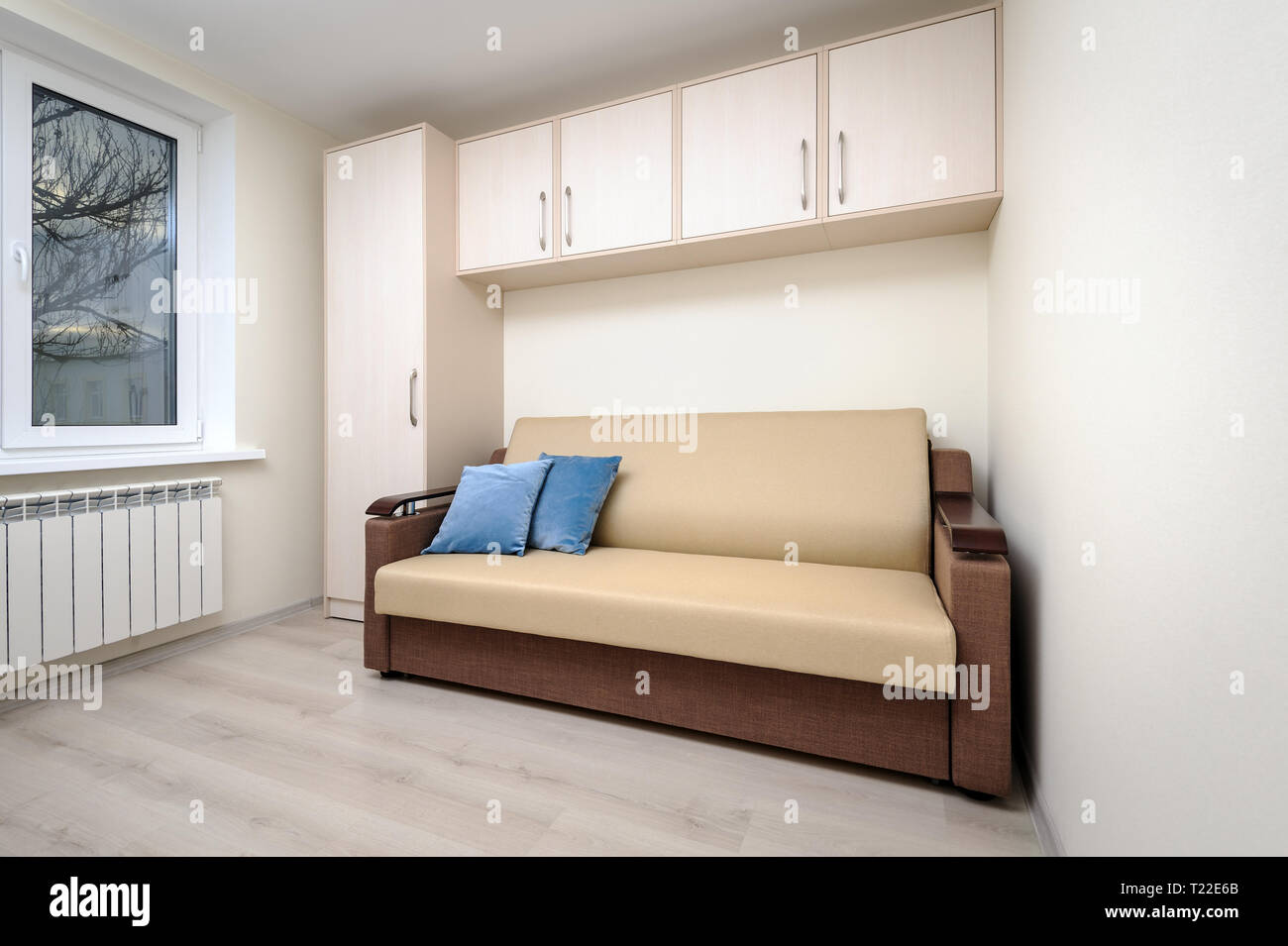 Modernes Schlafzimmer mit weißer Kleiderschrank und Sofa Stockfoto