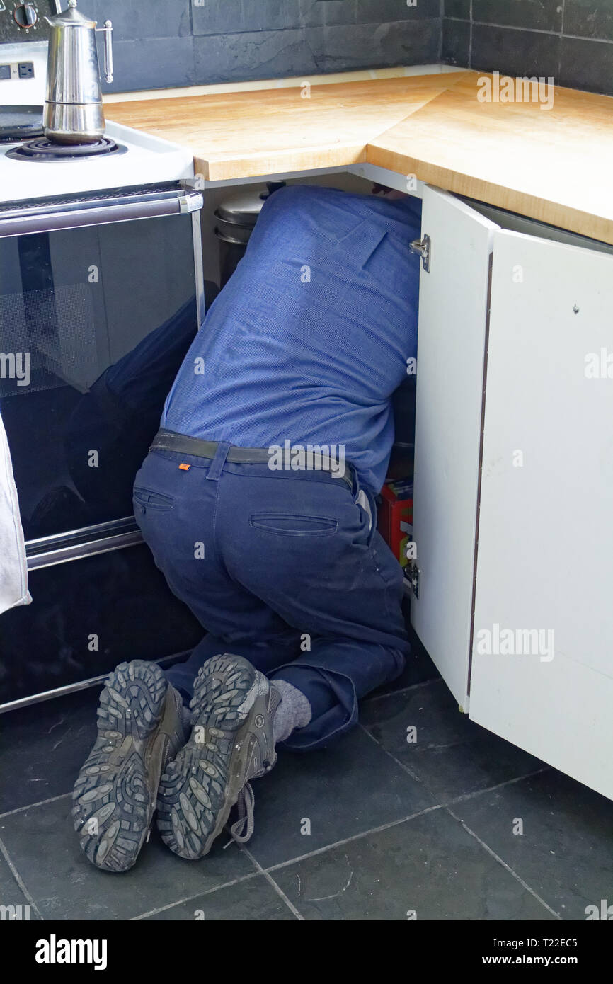 Ein Arbeiter Heck, das aus einem Schrank, wie er funktioniert. Stockfoto