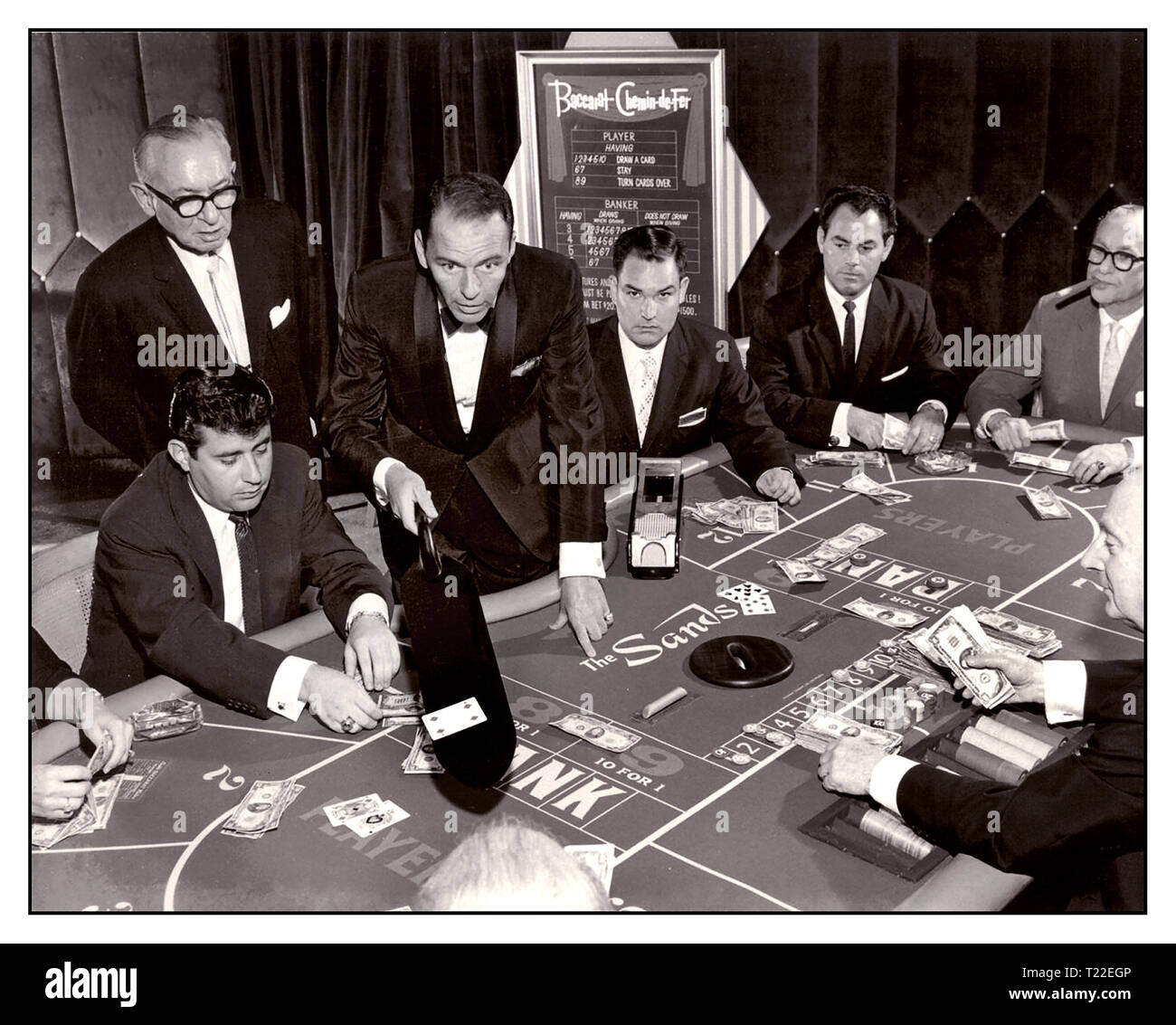 Frank Sinatra aus den 1950er Jahren von Las Vegas in formeller schwarzer Krawatte Dinner Jackett, in Spielsituation mit Bakkarat im Sands Casino, Las Vegas, November 1959 Sands Casino Las Vegas Nevada USA Stockfoto