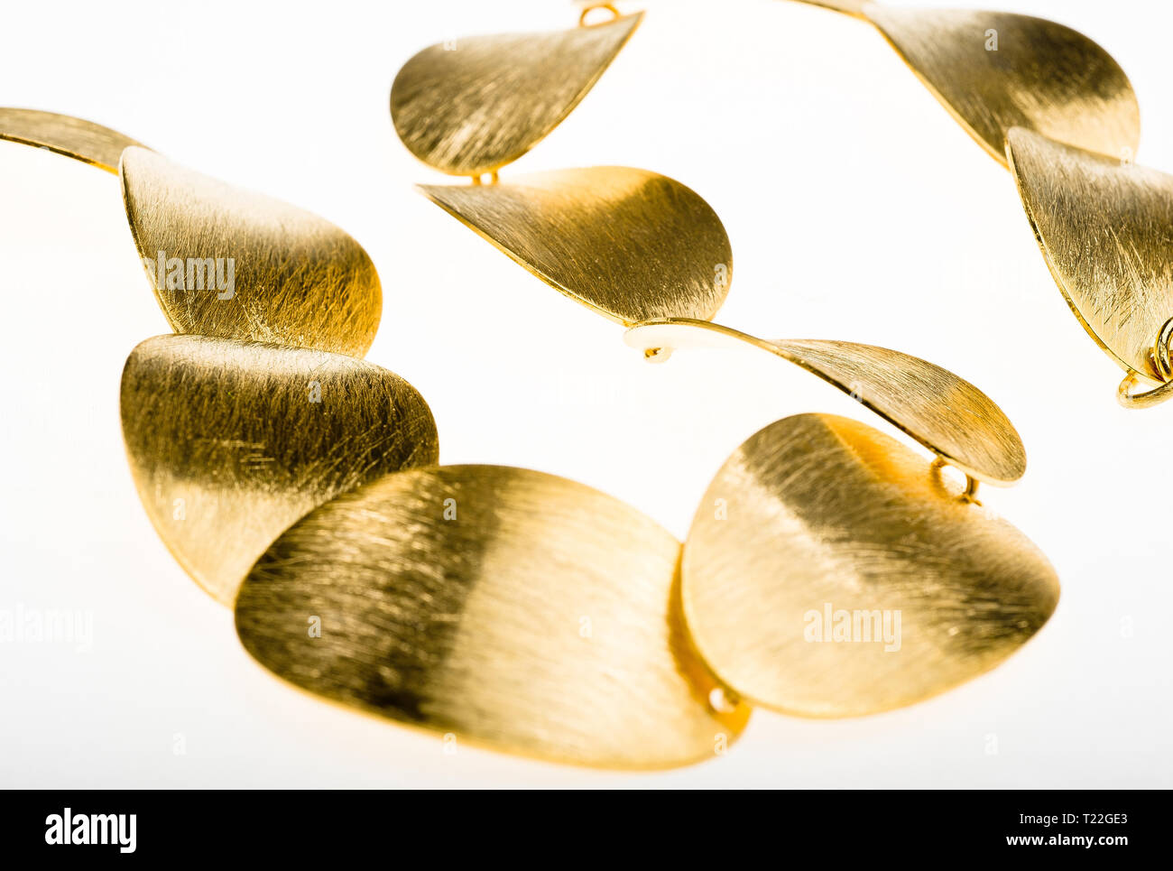 Goldene Halskette auf Weiß Stockfoto