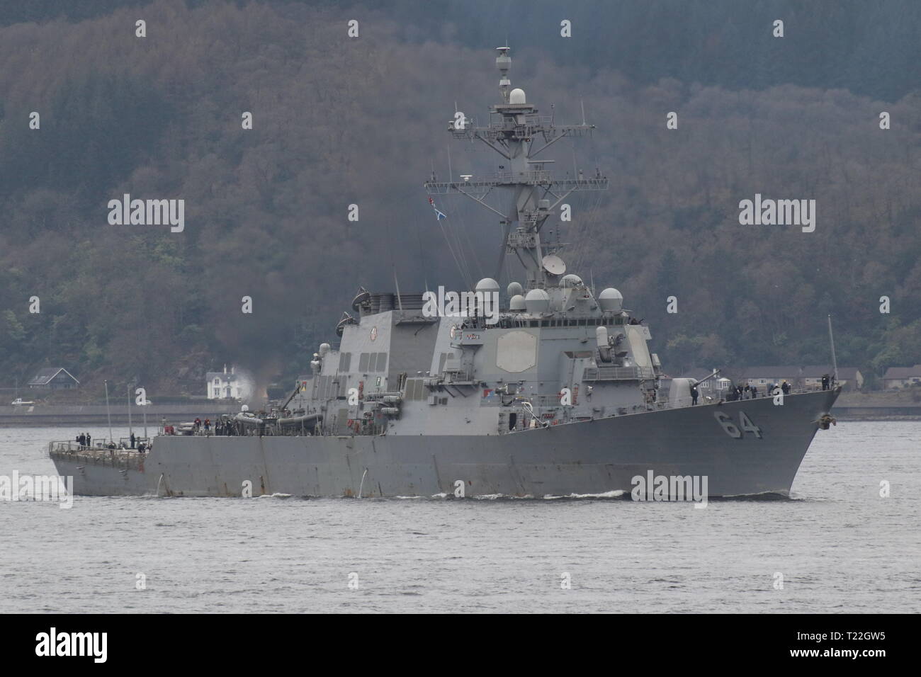 USS Carney (DDG-64), Zerstörer der Arleigh-Burke-Klasse (I) von der US-Navy betrieben, vorbei an Gourock bei der Ankunft für Übung gemeinsame Krieger 19-1. Stockfoto