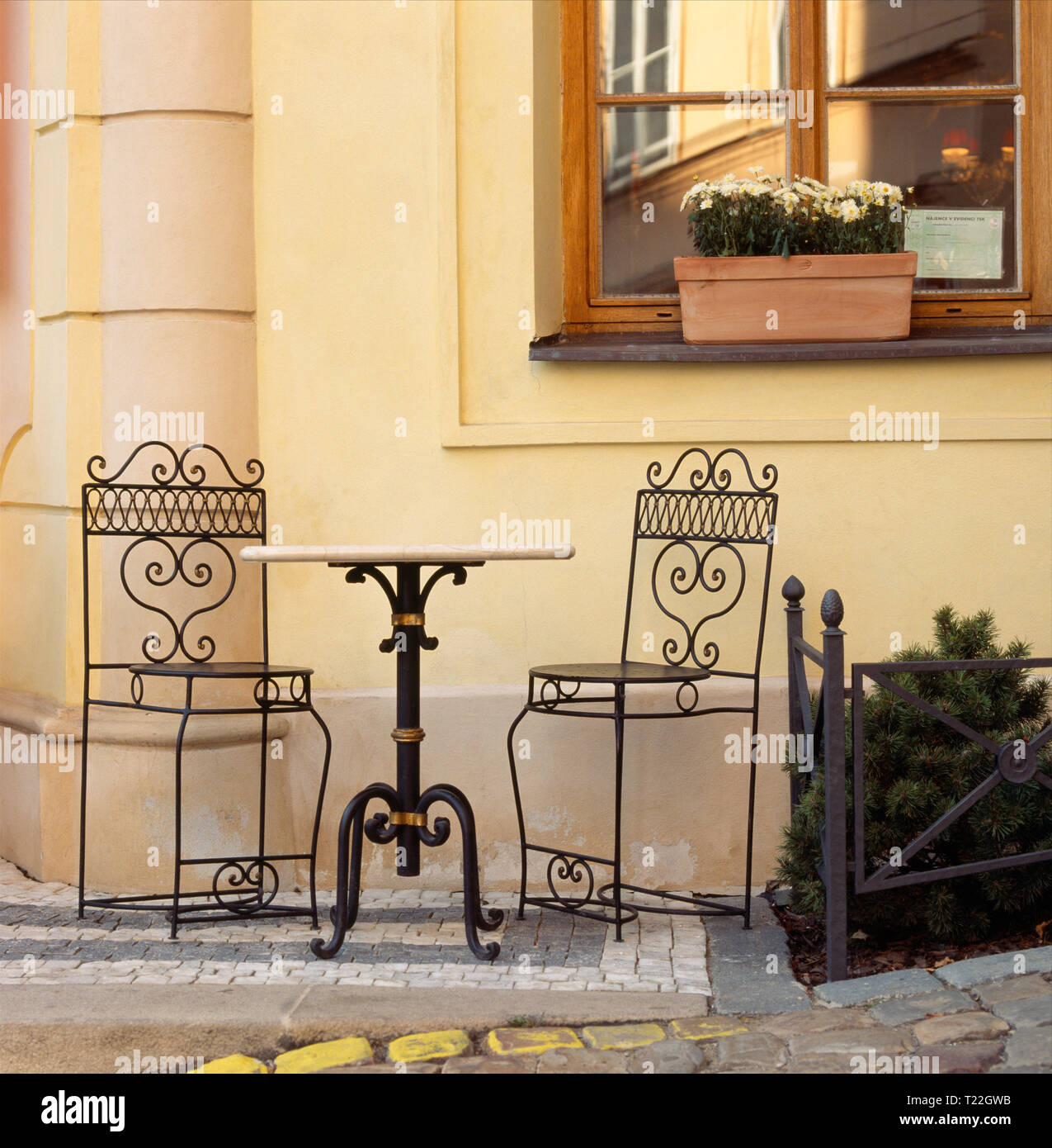 Einen leeren Tisch und Stühle an einem charmanten Sidewalk Cafe Restaurant in Prag, Tschechische Republik. Typische lokale Reisen malerische Dining Out Straßenszenen. Stockfoto
