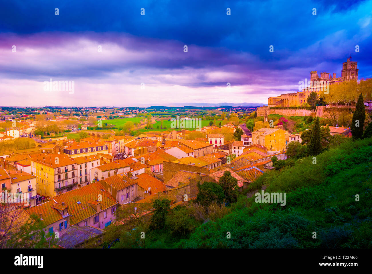 Schönen blick auf Bezier Stadt bei Sonnenuntergang. Architektur, Parks und St. Nazaire Kathedrale in Beziers, Frankreich Stockfoto