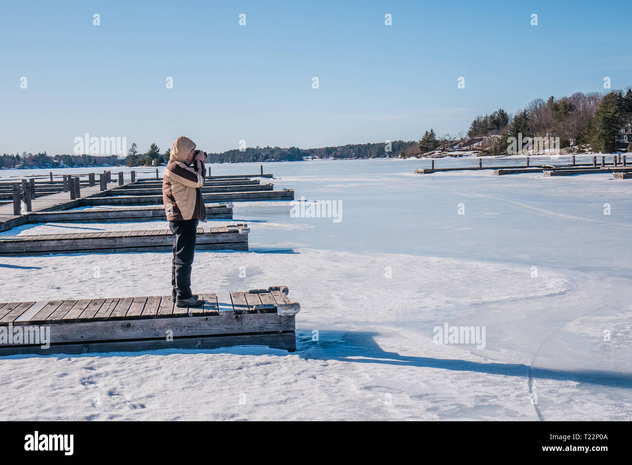 Mann, Foto auf einem zugefrorenen See muskoka Kanada winter Stockfoto