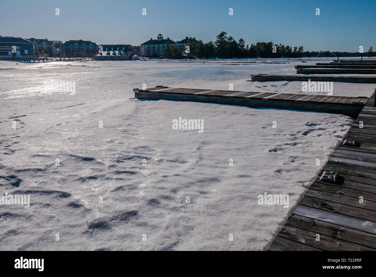Gefrorenen See mit Schnee von einem Dock im Winter in Kanada abgedeckt Stockfoto