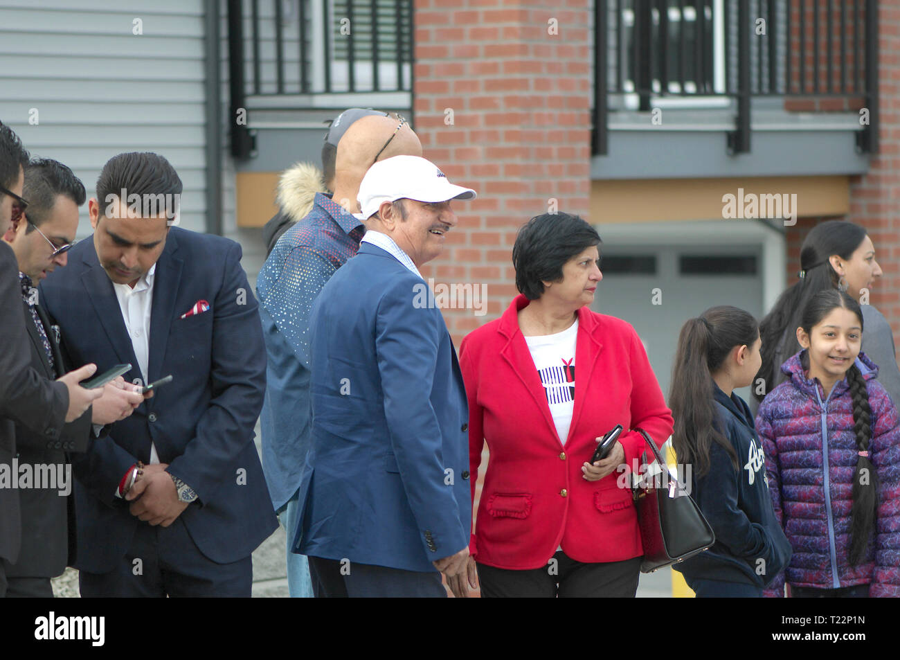 Eine Familie von Einwanderern warten auf kanadische Premierminister Justin Trudeau. Maple Ridge, B.C. Stockfoto