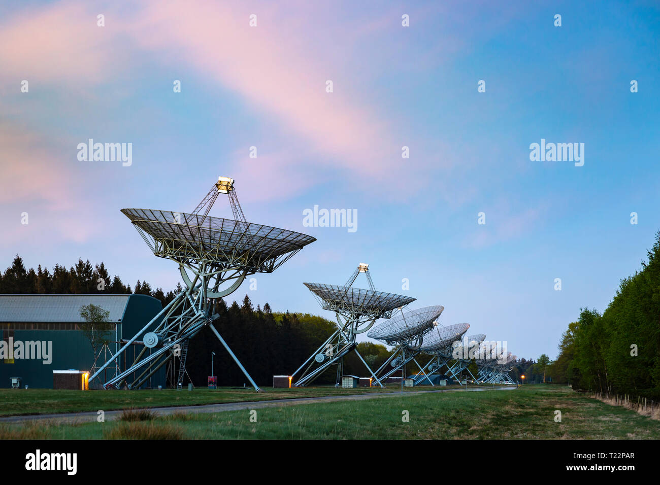Die westerbork Synthesis Radio Telescope (WSRT). Aperture synthesis Interferometer, bestehend aus einer linearen Anordnung der 14 Antennen. Stockfoto