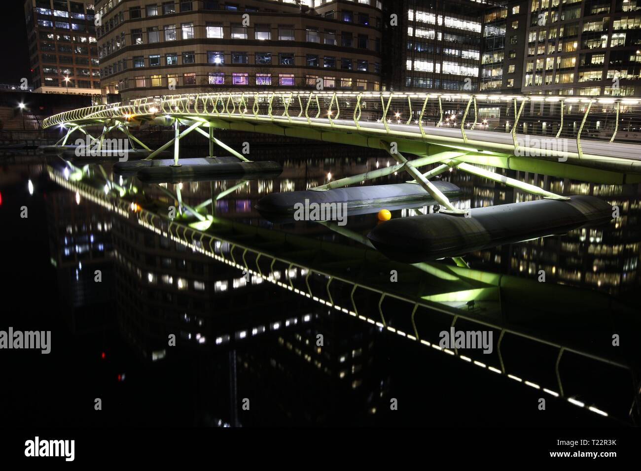 Fußbrücke in Canary Wharf Spiegelung im Hafengebiet Stockfoto