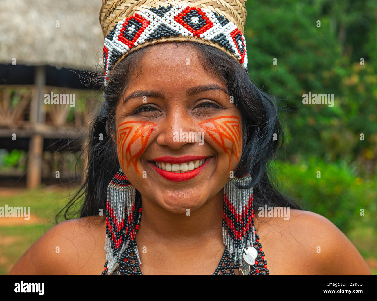Porträt eines lächelnden Einheimischen Embera Frau in ihrem Dorf im Regenwald von Panama, Darien Dschungel, Mittelamerika. Stockfoto