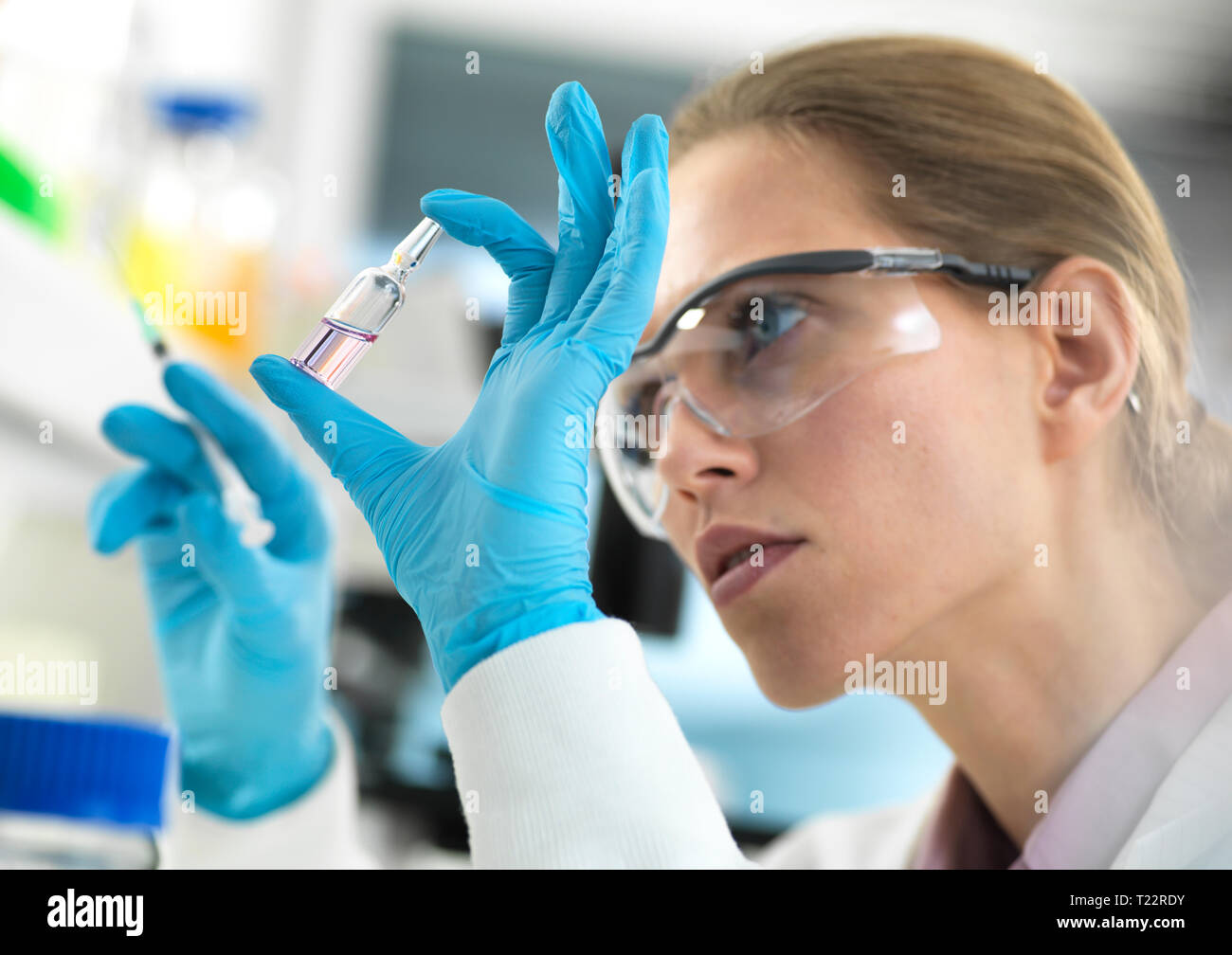 Die pharmazeutische Forschung, Wissenschaftler eine neue Droge für die Prüfung im Labor Stockfoto