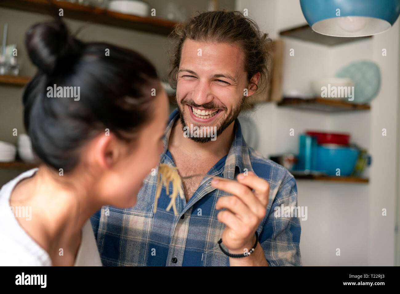 Junges Paar essen zusammen vorbereiten, Weinprobe, Spaghetti Stockfoto