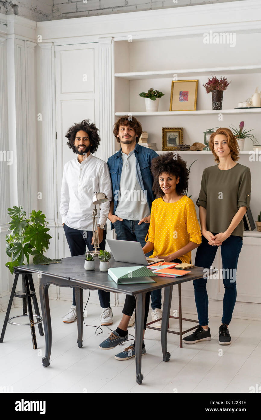 Gruppe von Kreativen stnading in Ihrem neuen Büro Stockfoto