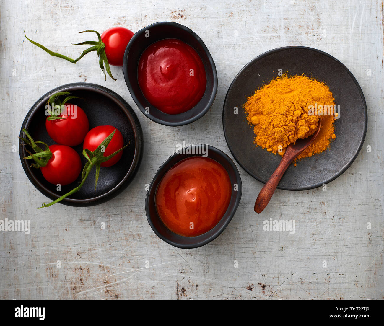 Tomaten, Curry, Chili und Tomaten Ketchup, Ketchup in Schalen Stockfoto