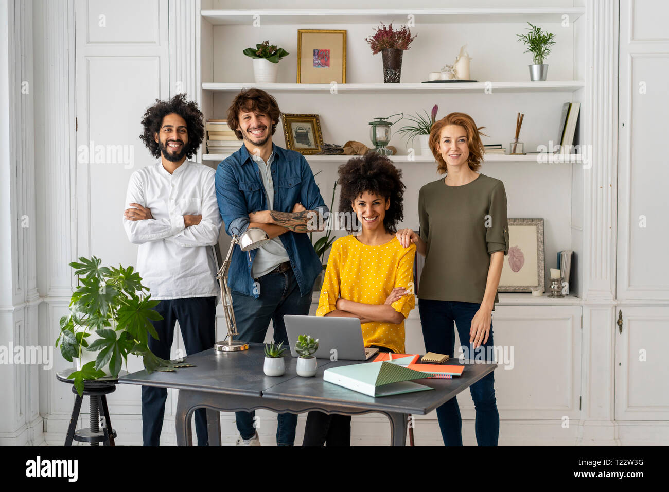 Gruppe von Kreativen stnading in Ihrem neuen Büro Stockfoto