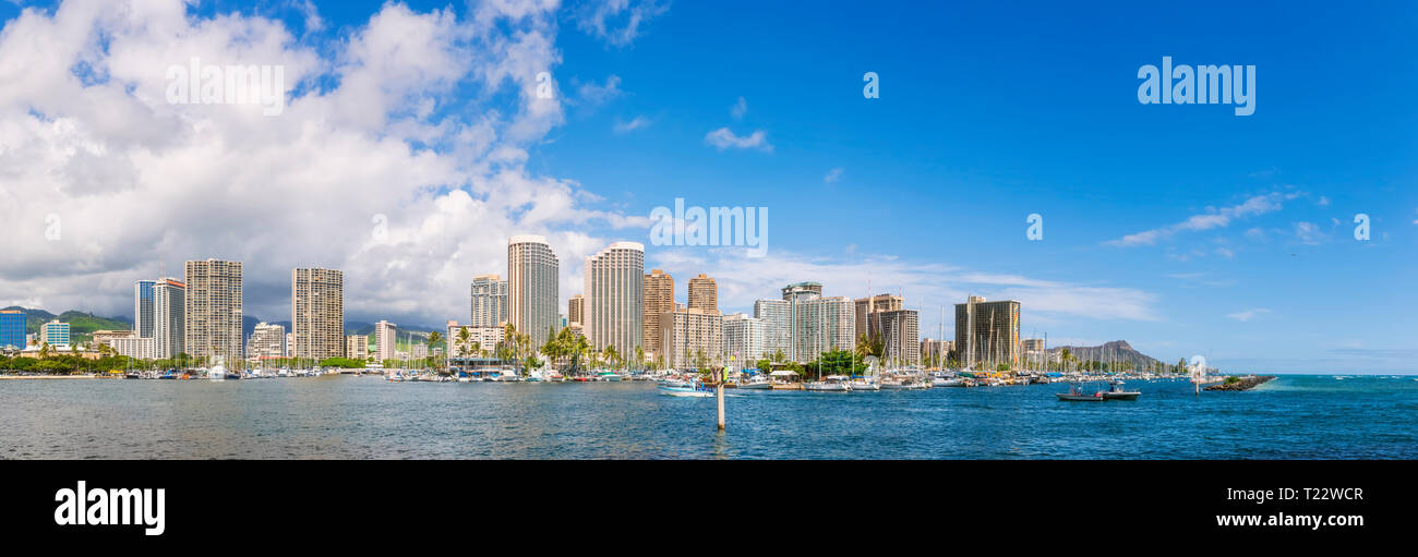 USA, Hawaii, Honolulu, Oahu Skyline mit Ala Wai Yacht Hafen und Diamond Head. Stockfoto