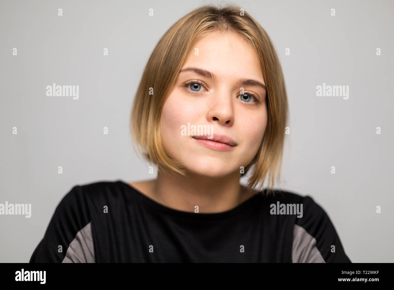 Porträt der blonde junge Frau mit Bob Frisur Stockfoto