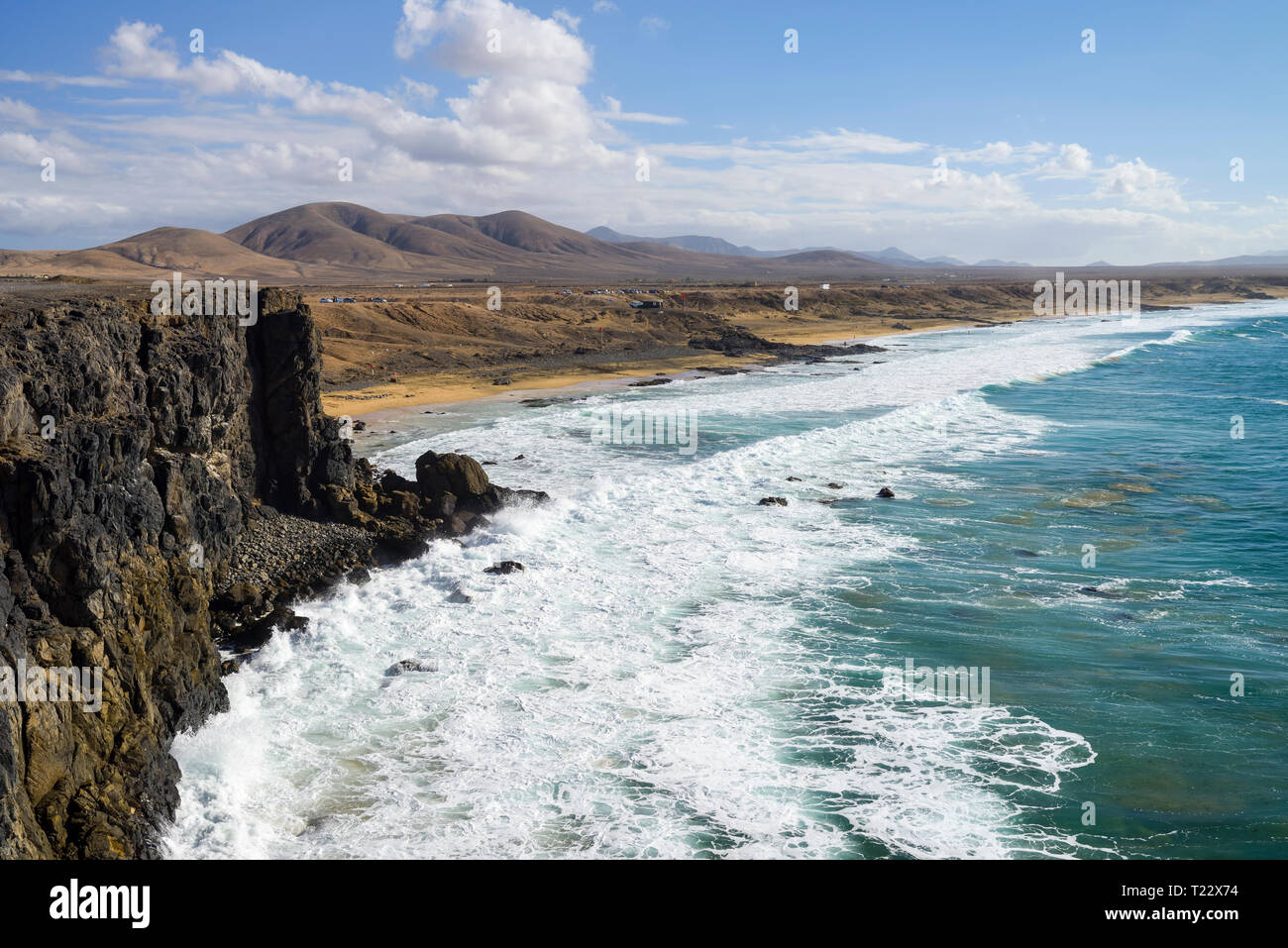 Spanien, Kanarische Inseln, Fuerteventura, Blick auf die Klippe Küste und Strand in der Nähe von El Cotillo Stockfoto