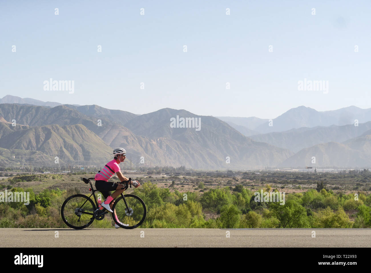 Radfahrer eine Pause vor der Berge Stockfoto