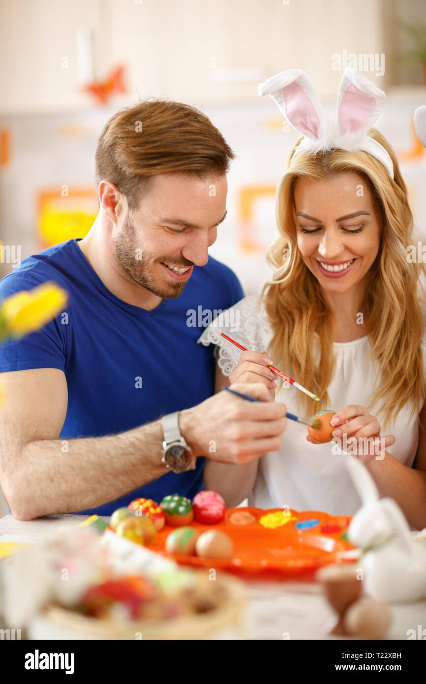 Männliche und weibliche glücklich zusammen malen Eier zu Ostern Stockfoto