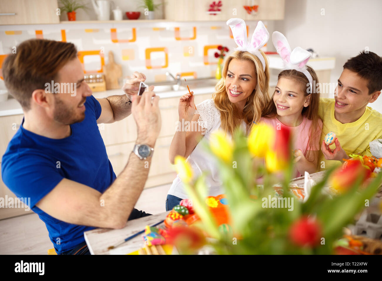 Mann fotografieren Familie beim Malen Eier zu Ostern Stockfoto