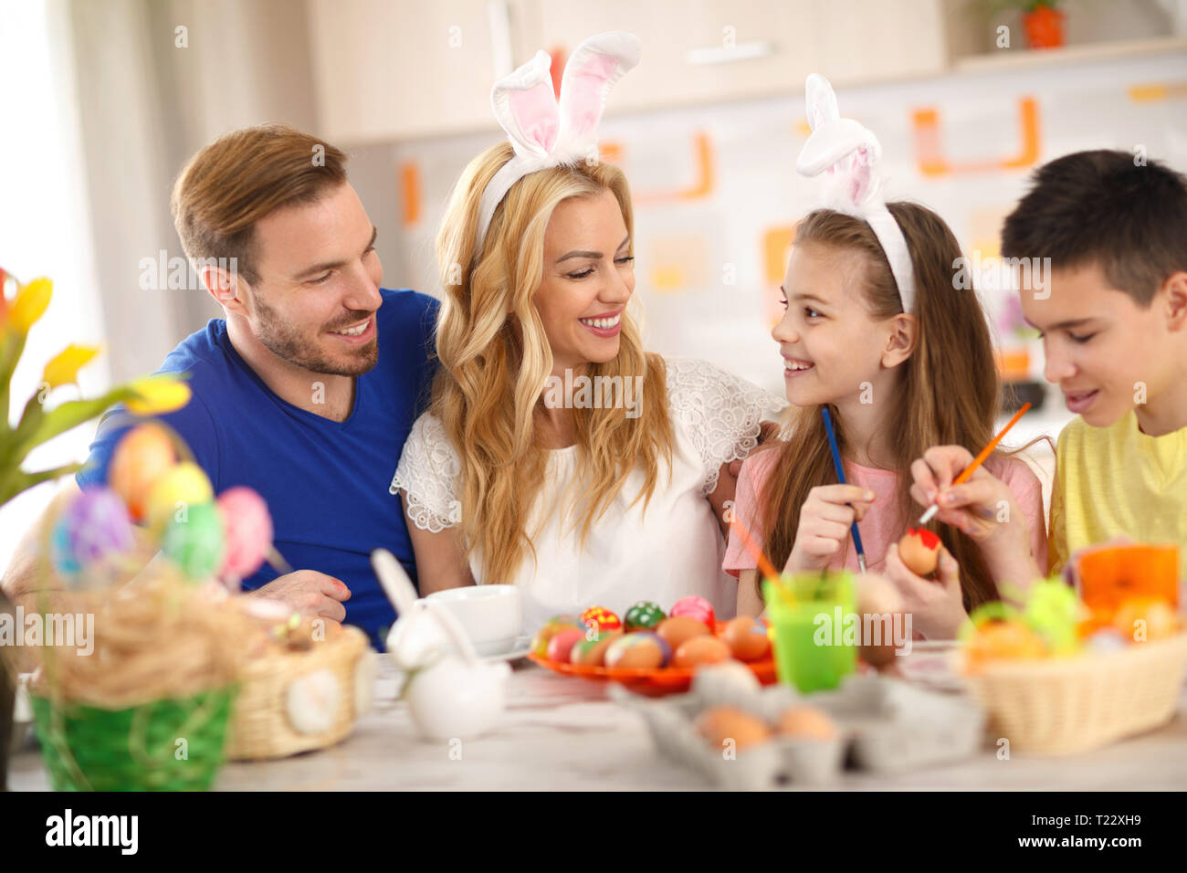 Ostern in Familie mit Kindern Stockfoto