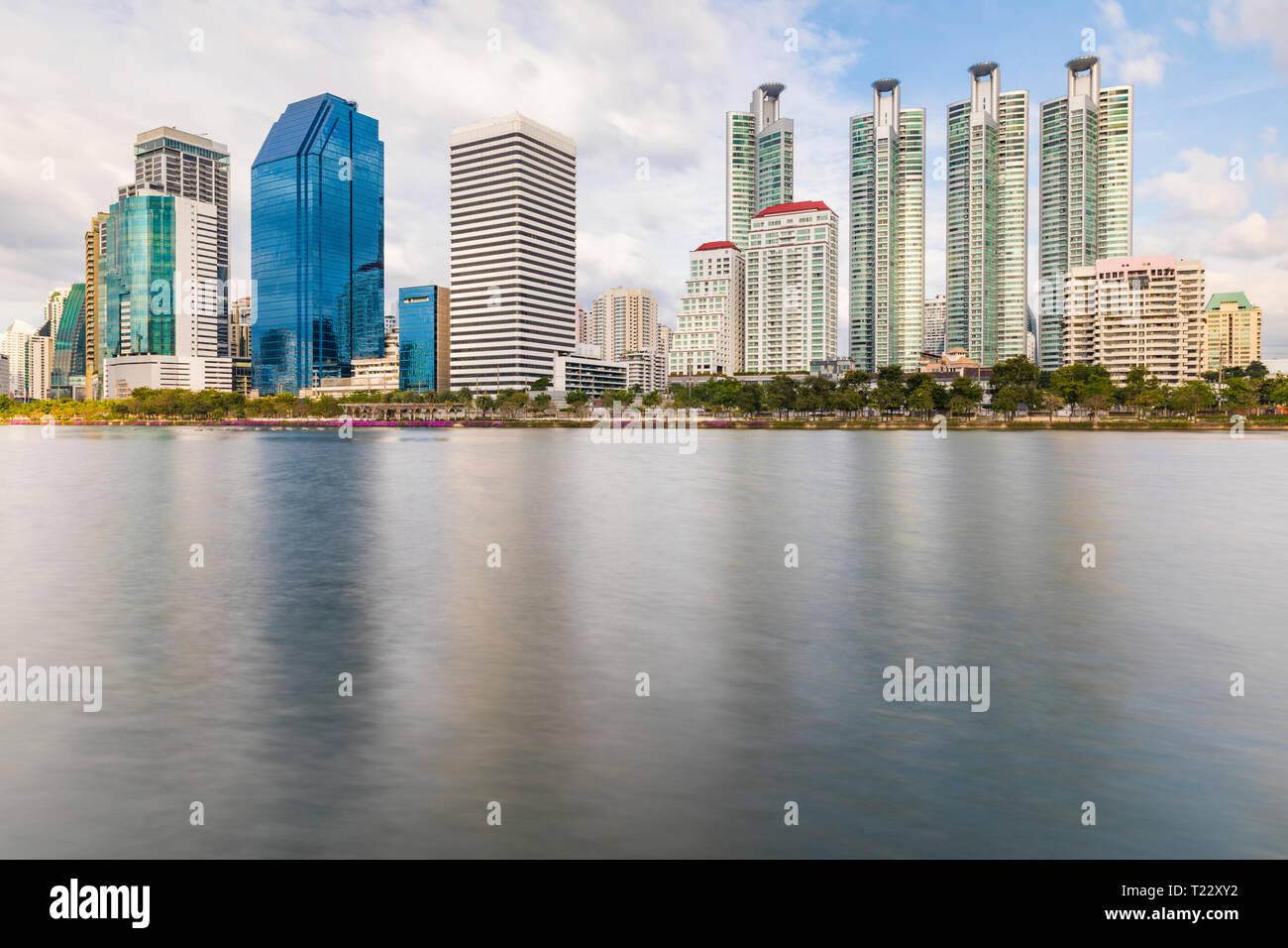 Thailand, Bangkok, moderne Wohn- Hochhäuser am Chao Phraya River Stockfoto