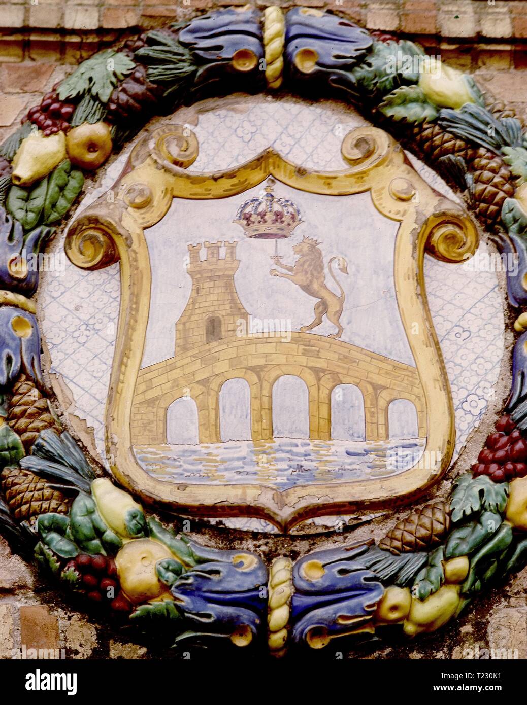 ESCUDO DE ORENSE EN LA PLAZA DE ESPAÑA DE SEVILLA - SIGLO XX. Ort: España. Sevilla. Sevilla. Spanien. Stockfoto