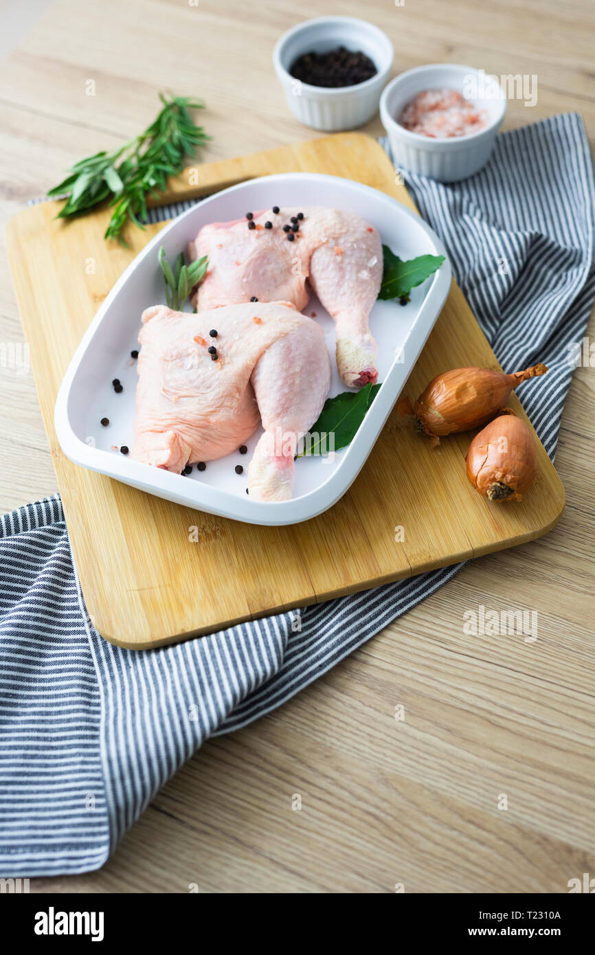 Rohes Huhn in Auflaufform Stockfoto