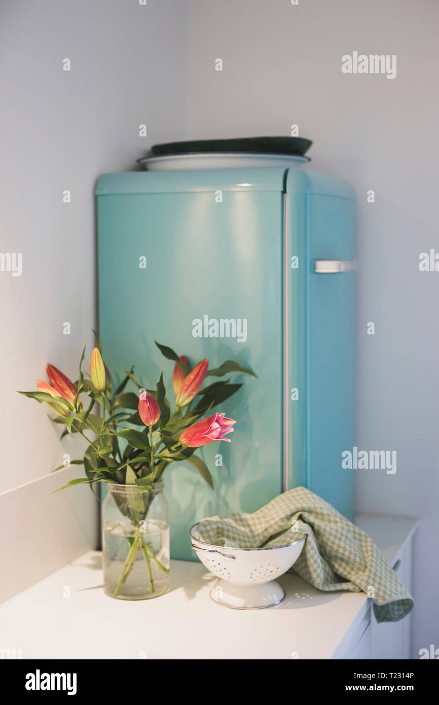 Blumenstrauß und Kühlschrank in der Küche Stockfoto