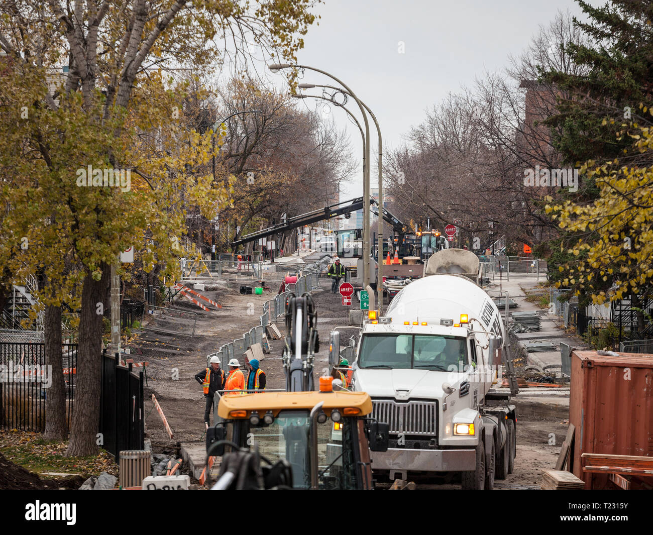 MONTREAL, KANADA - 10. NOVEMBER 2018: die Baustelle in Le Plateau District, eine Straße Asphalt reconstructionm mit Lkw, craners und Bau Stockfoto