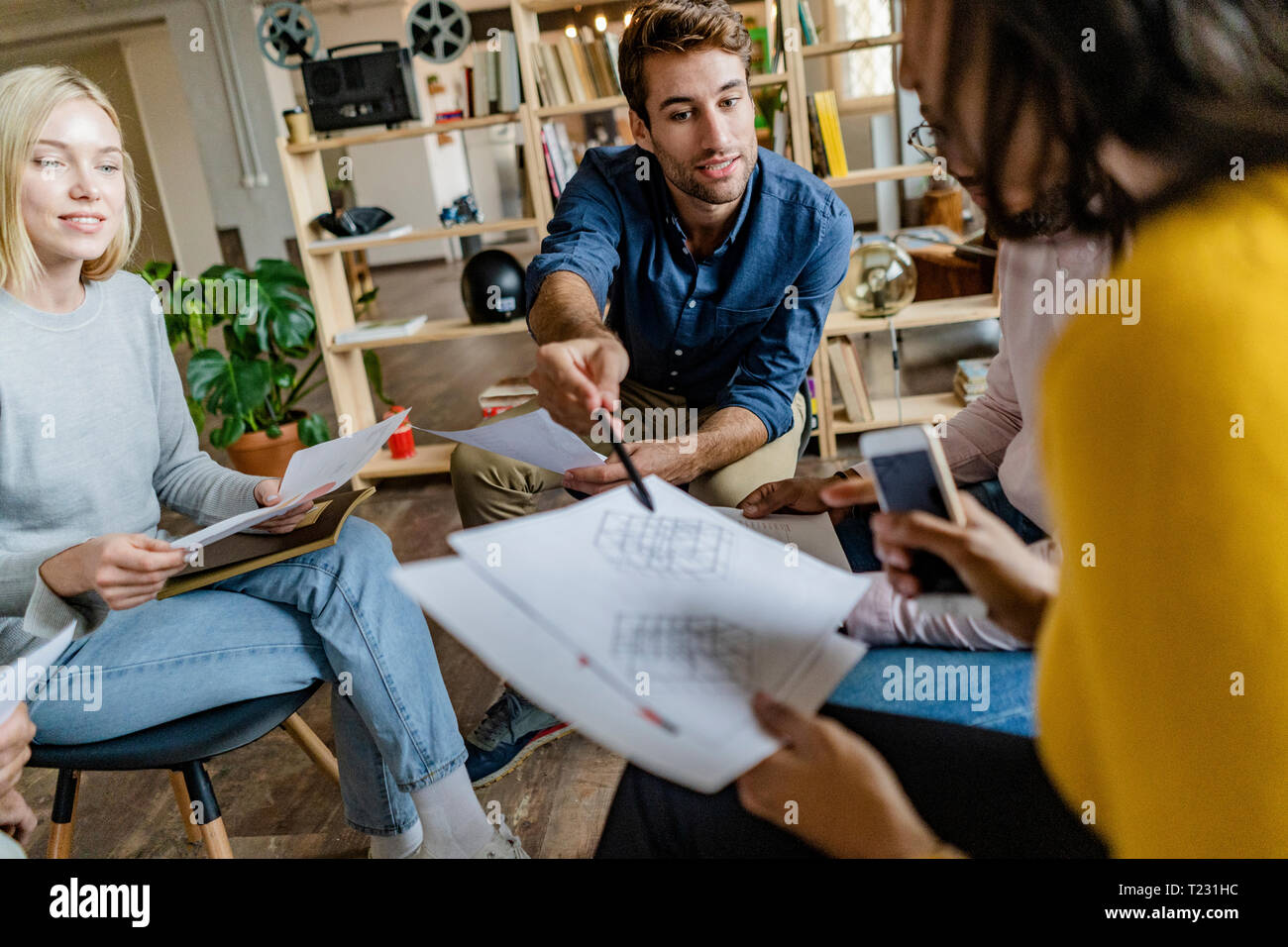 Business Team diskutieren, bei einem Treffen in loft Büro Stockfoto