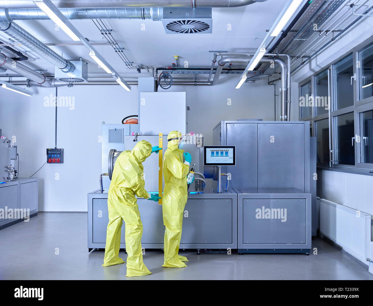Chemiker in Industrie Labor arbeiten, Tragen von Schutzkleidung im Reinraum Stockfoto