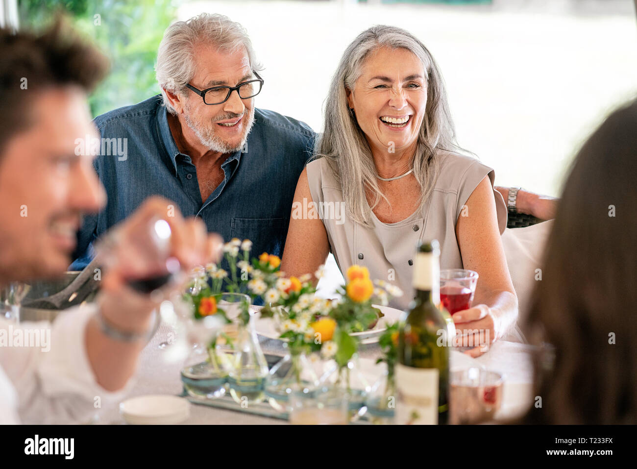 Happy Family Mahlzeit zusammen in Stockfoto