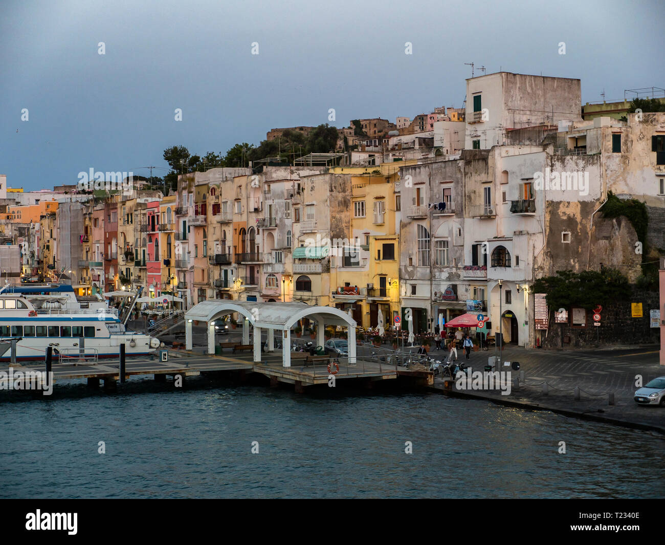 Italien, Kampanien, Neapel, Golf von Neapel Insel Procida, Marina di Sancio Cattolico im Morgenlicht Stockfoto