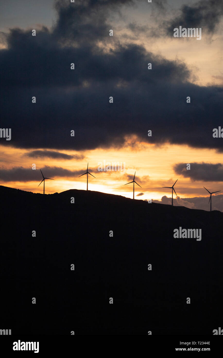 Spanien, Andalusien, Tarifa, Windräder auf dem Berg bei Sonnenaufgang Stockfoto
