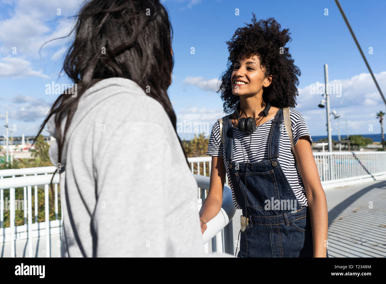 Mädchen Freunde treffen sich auf einer Brücke, Spaß Stockfoto