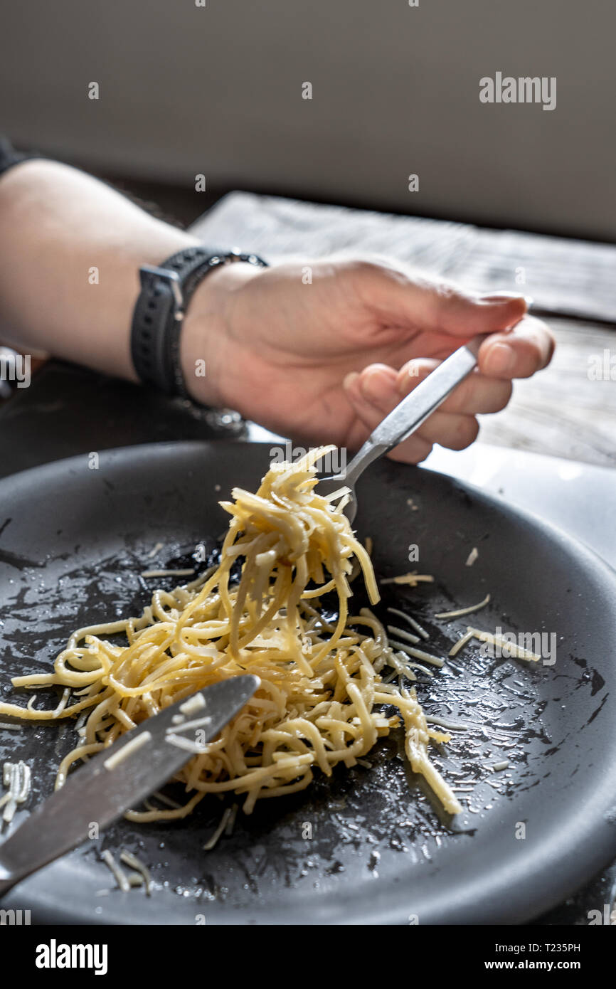 Frau mittleren Alters isst sapaghetti Stockfoto