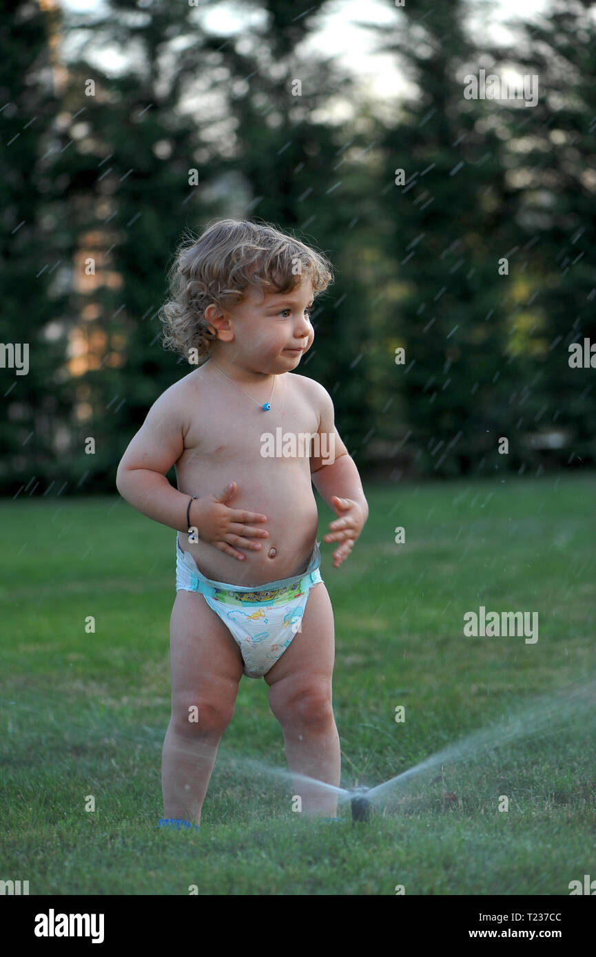 Baby nass auf einen Garten im Sommer Stockfoto